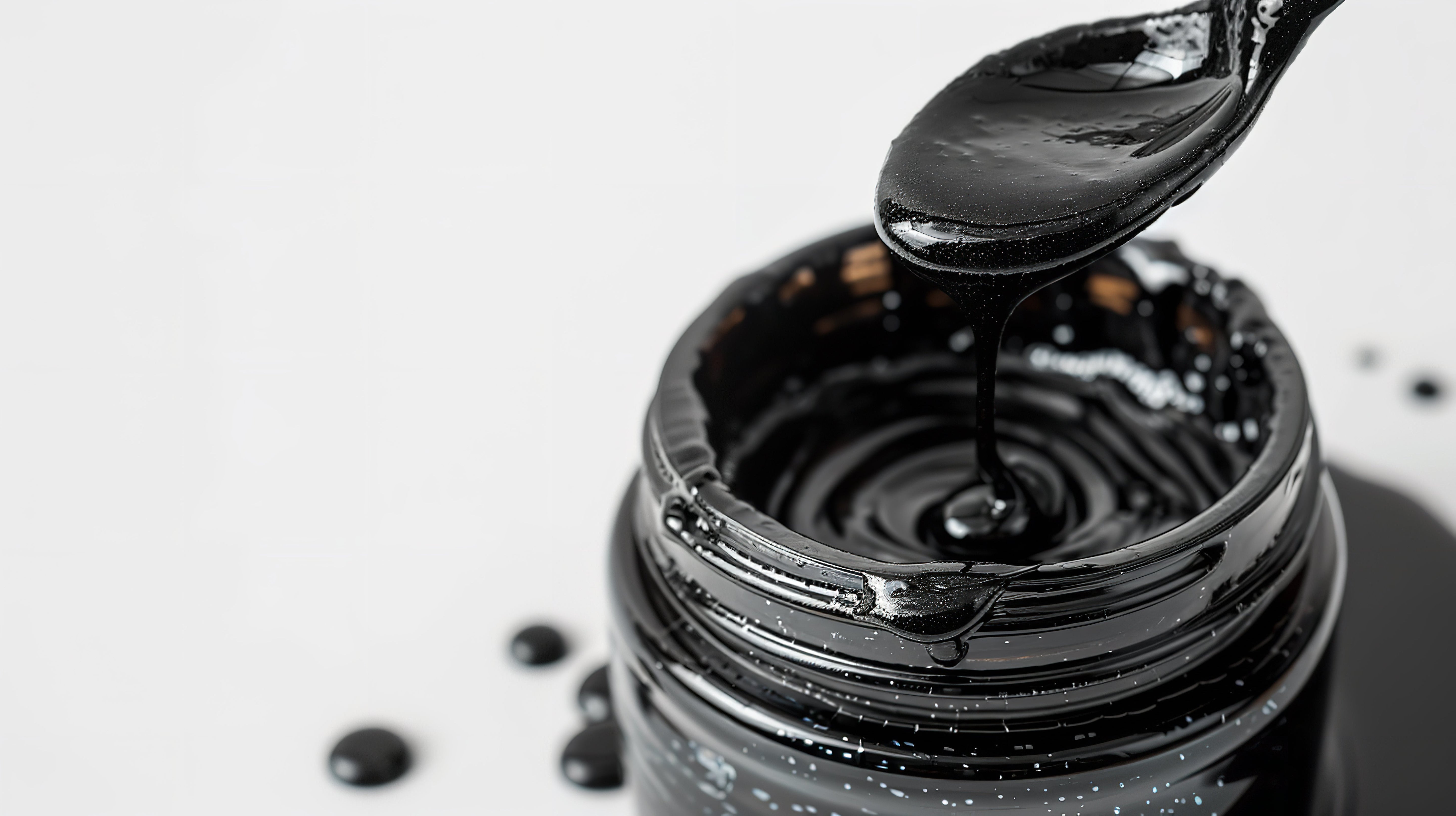 Résine de Shilajit pure noire dans un pot, complément naturel riche en acide fulvique Oterrapy
